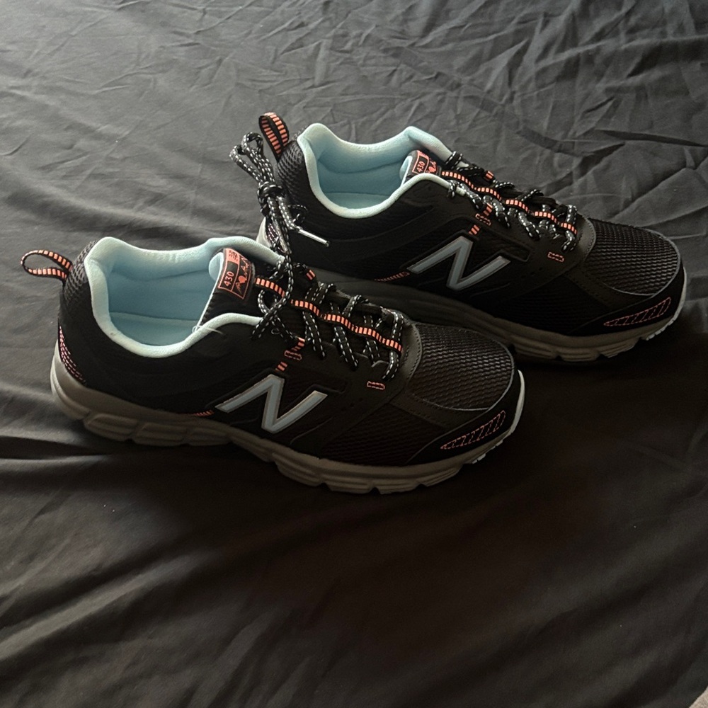 New Balance Women’s Black and Coral Sneakers - Picture 4 of 10